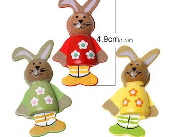 Lapin en bois décoration sticker lot de 3 pièces : 1jaune ,1vert et 1rouge. de 4.9 cm