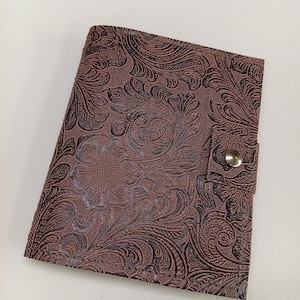 Kleine houder voor JW-folders, mini JW-etui van bruin synthetisch leer met bloemenprint