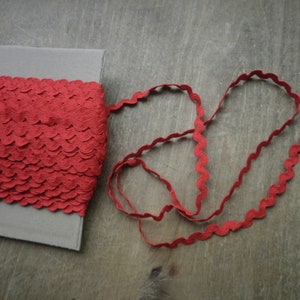 The wavy trim Remaining material for needlework crafting Decorative trim Ribbon for finishing Red edging ribbon Zig zag trim Lace and trim