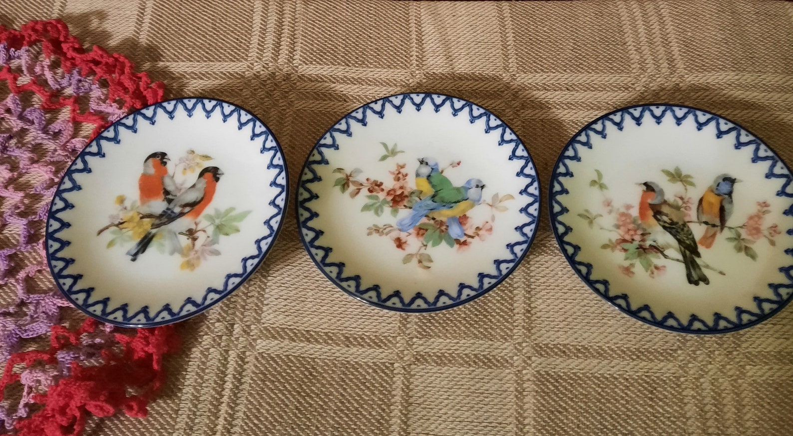10 Vintage Garden Decor Ideas that never disappoint you. 4 vintage garden decor ideas-
A set of 3 vintage tea coasters with birds and brands of trees painted on. So delicate! Get them Here