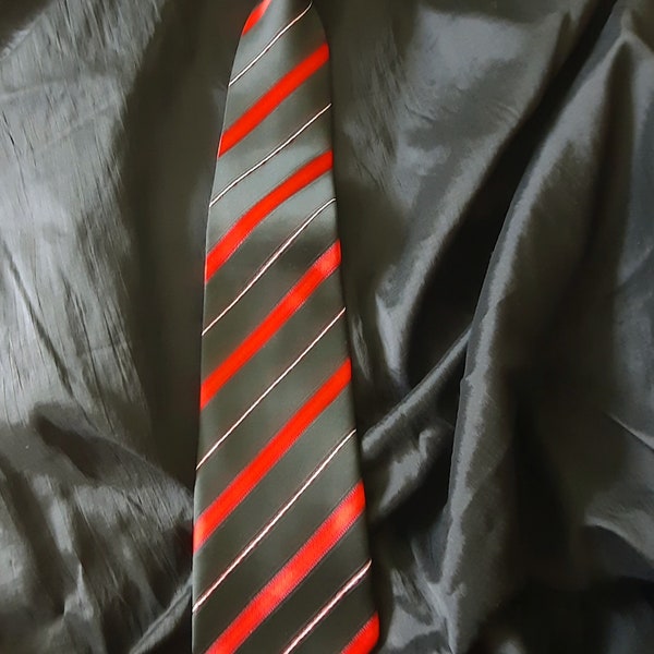 ARMANI gestreifte Krawatte rot schwarz weiß Seidenkrawatte ARMANI hergestellt in Italien Krawatten Vintage Seidenkrawatte 100 % Seidenkrawatte elegante Krawatten Giorgio Armani