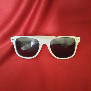Vintage sunglasses with white frame Sunglasses with dark gray lenses Vintage boohoo white sunglasses Beautiful white vintage sunglasses vtg