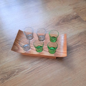 6 SCHNAPPGLÄSER & TABLETT Vintage 3 klare 3 grüne Schnapsgläser auf Holztablett Vintage Getränke Servieren Lettland 1970er Jahre