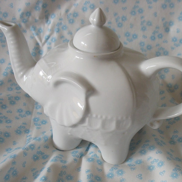 Petite théière blanche en forme d'éléphant, théière porcelaine blanche