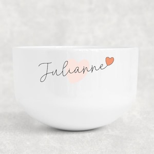 Peut inclure: Un bol en céramique blanc avec le nom "Julianne" en écriture cursive, accompagné d'un cœur pêche et d'un petit cœur orange. Le bol a une forme arrondie.