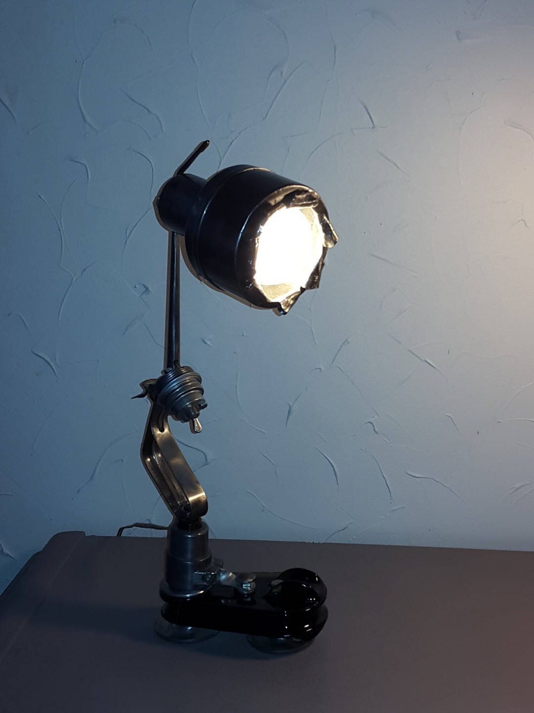 Lampe Création avec Objets d'autrefois en Alu et Verre