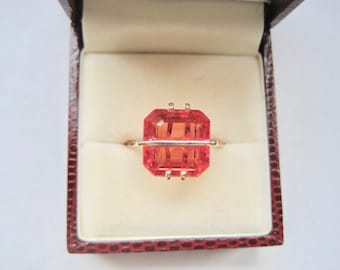 Prachtige 18K Franse ring met rood/oranje edelsteen in zeer bijzonder ontwerp. Art Deco, vintage.