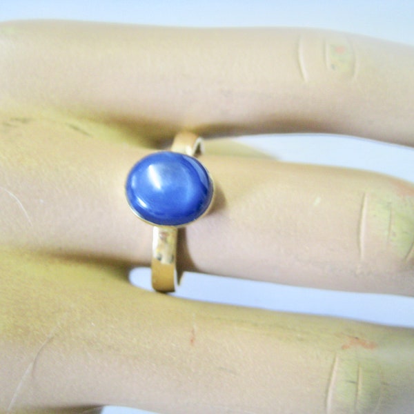 Star sapphire, 14 carat ring with large original star sapphire. blue.