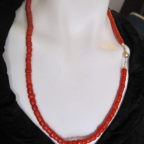 Beautiful Necklace 100% real coral with gold clasp. Vintage