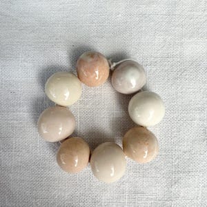 Handgjorda keramiska pärlor i beige nyanser
