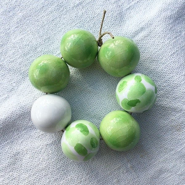 Perles en Céramique Artisanales vert pistache et blanches