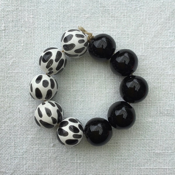 Perles en Céramique Artisanales blanches à motifs noirs et noires
