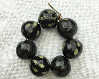 Perles en Céramique Artisanales noires à motifs vert et jaune