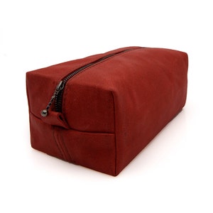 Pochette Zipper sur mesure, Rouge vif, Cuir véritable, Étui cosmétique, Sac à fermeture éclair personnalisé, Cadeau anniversaire, Cadeau pour elle, Maquillage en cuir, Sac image 5