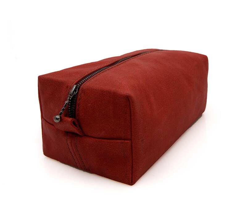 Pochette Zipper sur mesure, Rouge vif, Cuir véritable, Étui cosmétique, Sac à fermeture éclair personnalisé, Cadeau anniversaire, Cadeau pour elle, Maquillage en cuir, Sac image 5