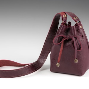 Mini Leder bucket bag in Deep Burgundy Slouchy Leder mit Personalisierung erhältlich