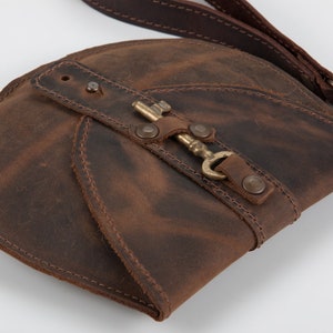 OOAK Rústico Marrón Cuero Mini Bolso, con Llave de Esqueleto Antiguo, Embrague Redondo de Cuero, Monedero de Monedas