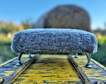 Reposapiés de piel de oveja gris, hecho a mano con pelo de oveja muy suave, Taburete bajo escritorio