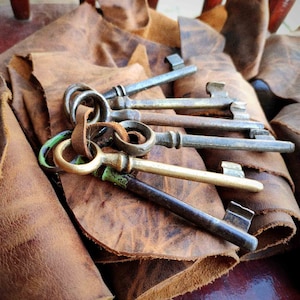 6 Vintage skeleton keys and leather for DIY project and crafts