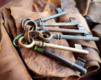6 llaves maestras vintage y cuero para proyectos de bricolaje y manualidades.
