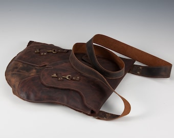 Borsa in pelle morbida OOAK con chiave scheletro antica realizzata a mano con pelle spessa e invecchiata con bordo grezzo