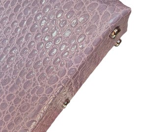 Piel de vaca con estampado de cocodrilo en color violeta claro, cuero italiano. ¡Este anuncio no está a la venta!