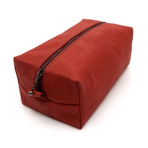 Pochette Zipper sur mesure, Rouge vif, Cuir véritable, Étui cosmétique, Sac à fermeture éclair personnalisé, Cadeau anniversaire, Cadeau pour elle, Maquillage en cuir, Sac image 4