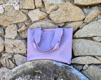 Bolso tote color lila claro, hecho a mano con piel italiana con efecto cocodrilo, personalización gratuita
