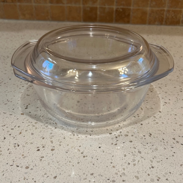 Rare French 6 cup casserole Pyrex dish with lid - 19 cm inner diameter