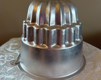 Cake or Jelly mold, made in Hong Kong