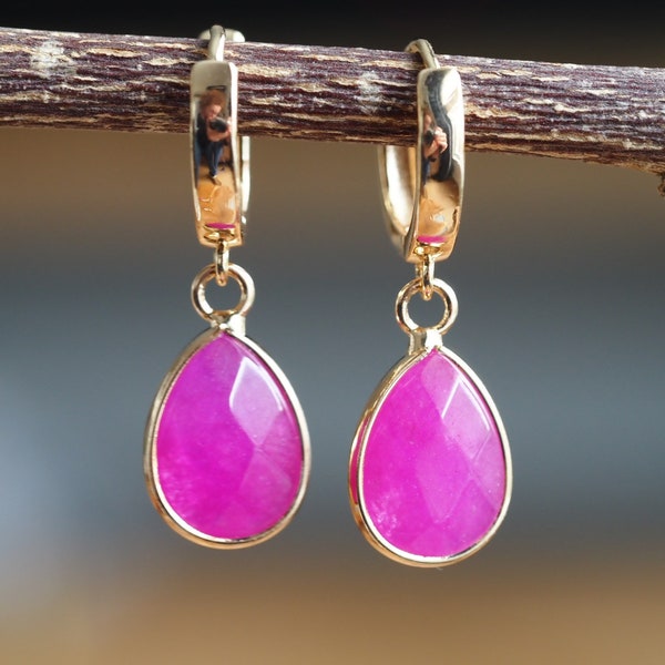 Boucles d'oreilles Pink Jade avec boucles d'oreilles cerceaux plaquées or - boucles d'oreilles en pierre semi-précieuse - minimaliste - boucles d'oreilles rose vif - cadeau pour elle