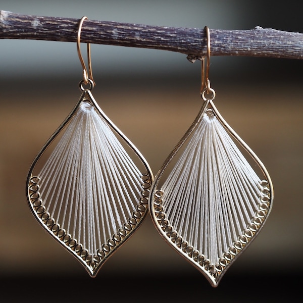 Boucles d’oreilles en forme de feuille - boucles d’oreilles beige doré - boucles d’oreilles en or - feuilles avec fil - grandes boucles d’oreilles - style boho