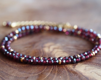 Pulsera doble granate - granate con oro - pulsera de piedras semipreciosas - piedra natal enero - vino tinto - apoyo en caso de agotamiento o crisis