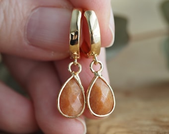 Sonnenstein-Ohrringe mit vergoldeten Creolen – Halbedelstein-Ohrringe – minimalistisch – orangefarbene Ohrringe – Geschenk für Sie
