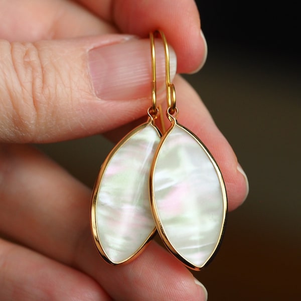 Parelmoer oorbellen met nikkelvrije oorhaakjes - mother of pearl oorhangers - oorbellen met parelmoer - lichtgewicht, zomerse oorbellen