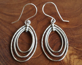 Boucles d’oreilles ovales argentées - boucles d’oreilles ovales filantes - pendentifs ovales argentés - grandes boucles d’oreilles - boucles d’oreilles minimalistes cadeau pour elle