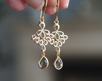 Boucles d’oreilles en or avec des gouttes brunes de verre découpé à facettes - petites boucles d’oreilles en or - en forme de fleur - légères - cadeau pour elle