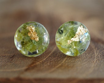 Peridoot met goudfolie in hars oorknopjes 8mm - peridot studs - groene oorstekers - oorknopjes met halfedelsteen in hars - lichtgewicht