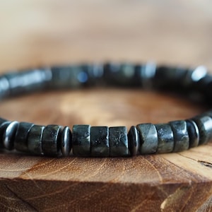 Zwarte labradoriet mannenarmband in 8mm disc kralen –  zwart grijze armband met hematiet – herenarmband in donkere tinten - cadeau voor hem