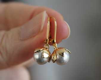 Pendientes de perlas - pendientes de perlas blancas con hojas de oro - piedra de nacimiento de junio - joyería nupcial - damas de honor - regalo para ella