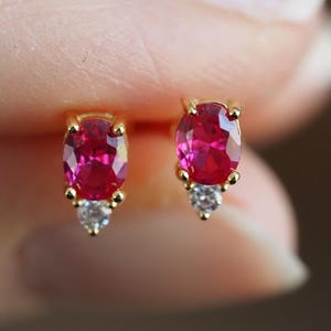 Små örhängen med rubin och zirkonia i förgyllt sterlingsilver