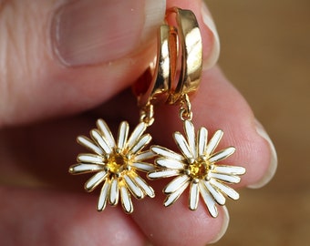 Daisies earrings on gold-plated hoop earrings - gold-plated daisies with yellow zirconia - daisy earrings - gift for her