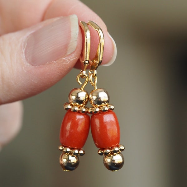 Boucles d'oreilles corail rouge - corail rouge avec hématite dorée sur fils d'oreilles français plaqués or - petites boucles d'oreilles rouges avec corail