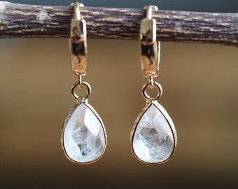 Bergkristal oorbellen met vergulde creolen - halfedelsteen oorbellen - minimalistisch - clear quartz oorhangers - cadeau voor haar