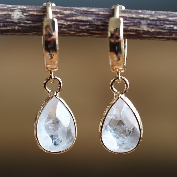 Bergkristal oorbellen met vergulde creolen - halfedelsteen oorbellen - minimalistisch - clear quartz oorhangers - cadeau voor haar