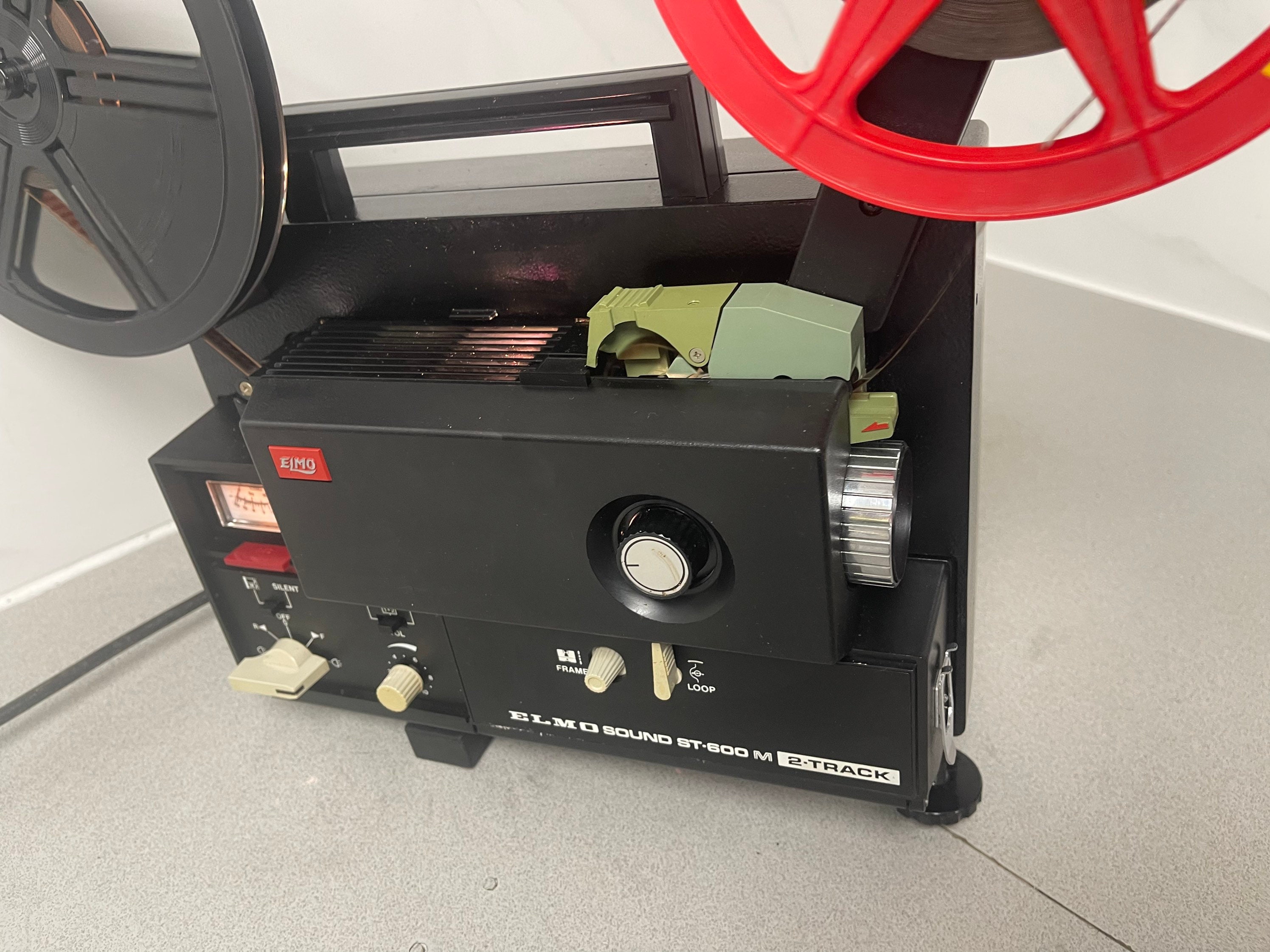 ELMO SOUND ST-600 Magnetic Twin Track Super 8 Cine Projector