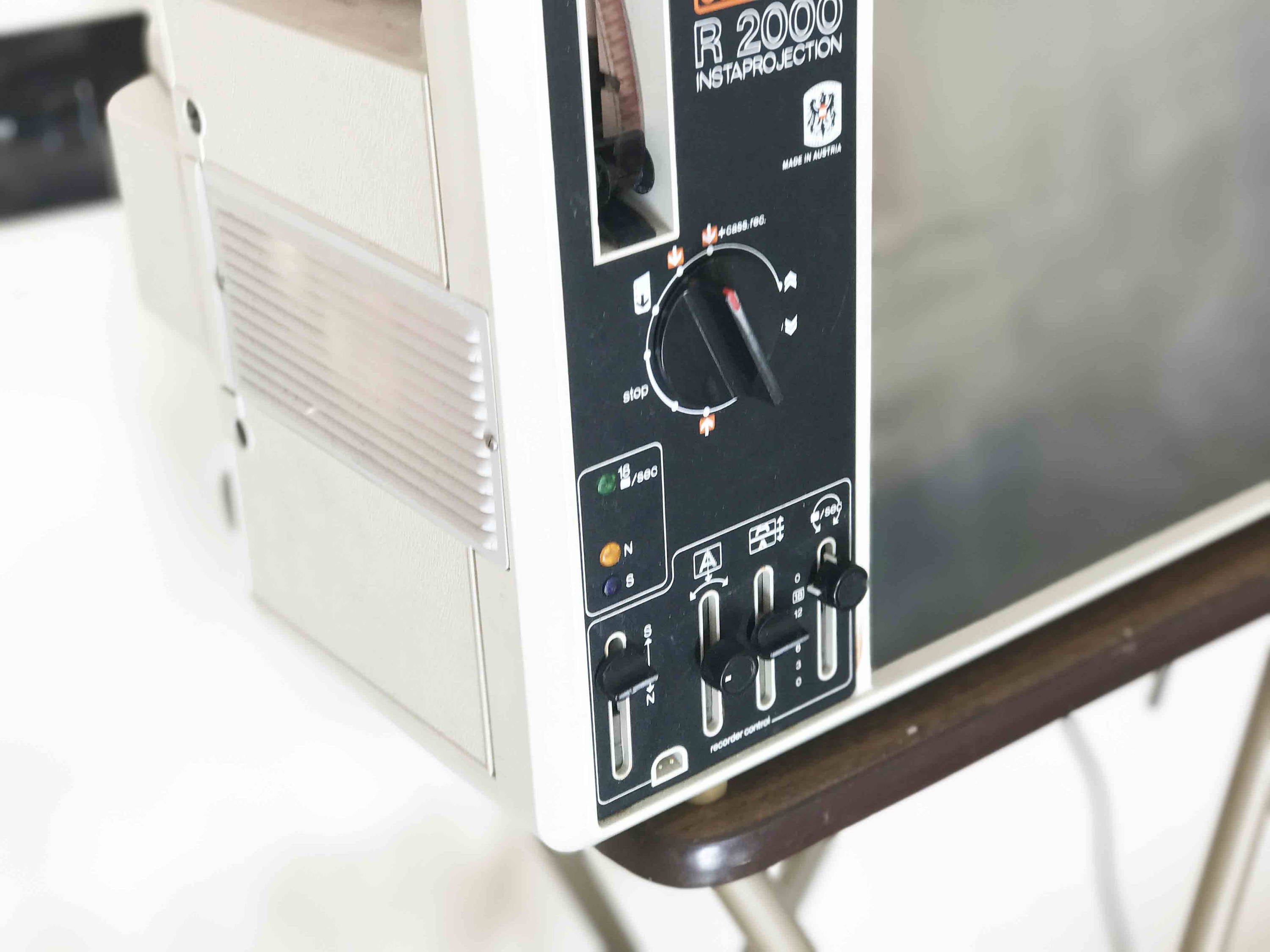 希少 eumig オイミッヒ　R 2000 8mm 映写機　レトロ 現状品／レトロ eumig オイミッヒ R 2000 8mm 映写機 - メルカリ