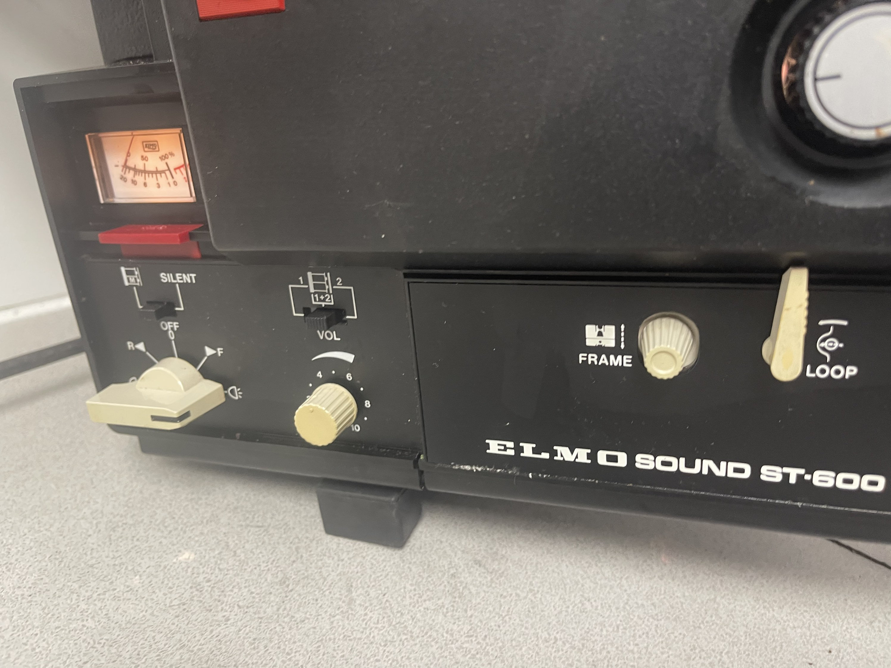 ELMO SOUND ST-600 Magnetic Twin Track Super 8 Cine Projector ELMO SOUND ST-600 Magnetic Twin Track Super 8 Cine Projector