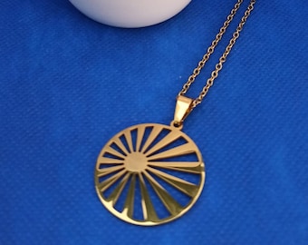 Collier femme soleil, collier acier inoxydable doré soleil, collier acier inoxydable doré, collier acier inoxydable pendentif soleil