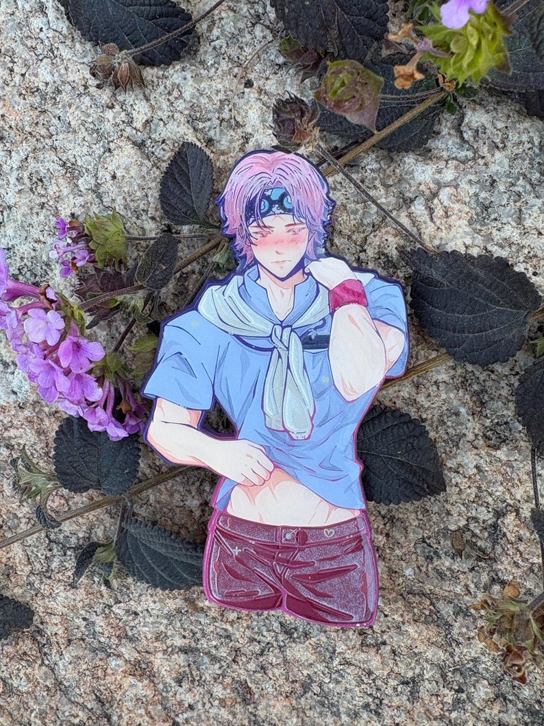 K&ouml;nnte beinhalten: Ein Aufkleber mit einem Anime-Charakter mit rosa Haaren, der ein blaues Hemd, bordeauxfarbene Shorts und einen wei&szlig;en Pullover tr&auml;gt, der um die Schultern gebunden ist. Die Figur hat ein Stirnband und ein rotes Armband. Der Aufkleber befindet sich auf einer Steinoberfl&auml;che mit lila Blumen und dunklen Bl&auml;ttern.